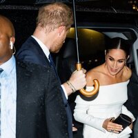 Meghan Markle con el anillo aguamarina azul de Lady Di en la gala Robert F. Kennedy Human Rights Ripple of Hope 2022