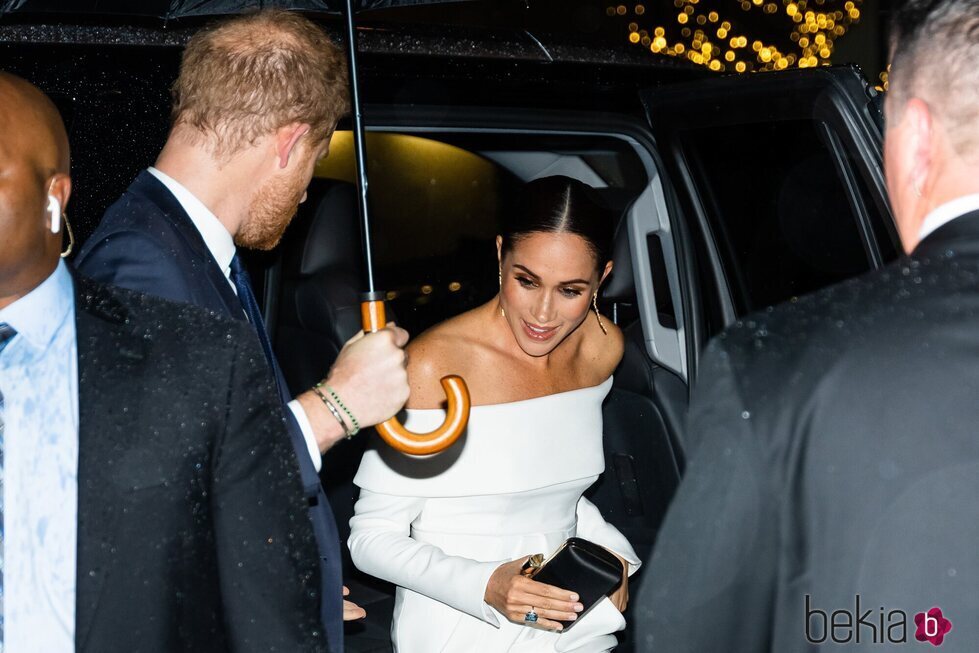 Meghan Markle con el anillo aguamarina azul de Lady Di en la gala Robert F. Kennedy Human Rights Ripple of Hope 2022