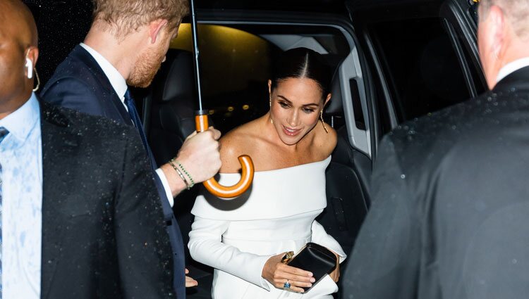 Meghan Markle con el anillo aguamarina azul de Lady Di en la gala Robert F. Kennedy Human Rights Ripple of Hope 2022