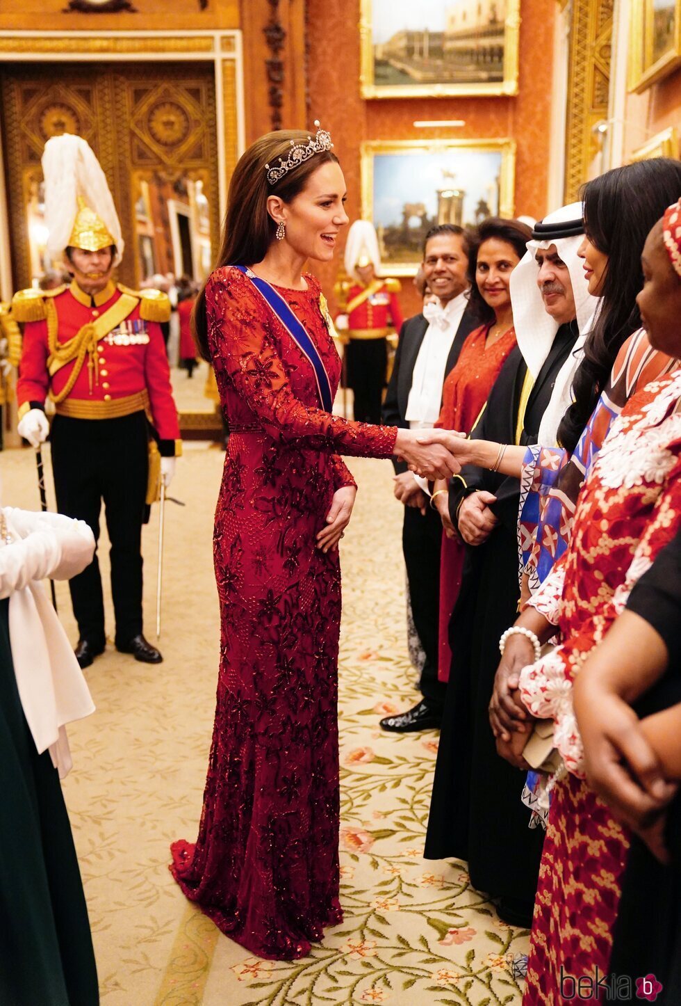 Kate Middleton saludando en su primer recepción al Cuerpo Diplomático como Princesa de Gales