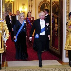 Los Reyes Carlos y Camilla y el Príncipe Guillermo y Kate Middleton en la recepción al Cuerpo Diplomático