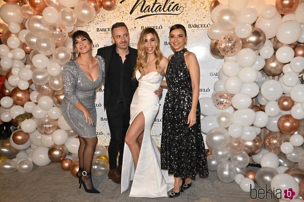 Natalia, Chenoa, Geno y Alejandro Parreño posan en el 40 cumpleaños de Natalia