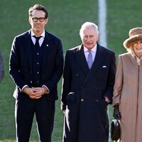 El Rey Carlos III y la Reina Camilla en una visita junto a Ryan Reynolds y Rob McElhenney