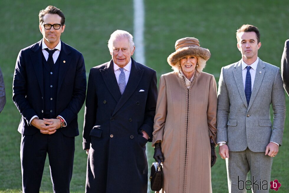 El Rey Carlos III y la Reina Camilla en una visita junto a Ryan Reynolds y Rob McElhenney