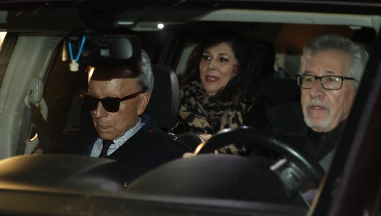 José Ortega Cano e Isabel Luna saliendo a cenar