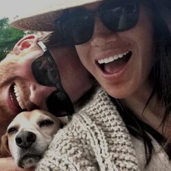 El Príncipe Harry y Meghan Markle muy sonrientes y cariñosos con su perro