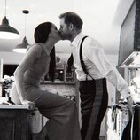 El Príncipe Harry y Meghan Markle se dan un beso en la cocina de Frogmore Cottage