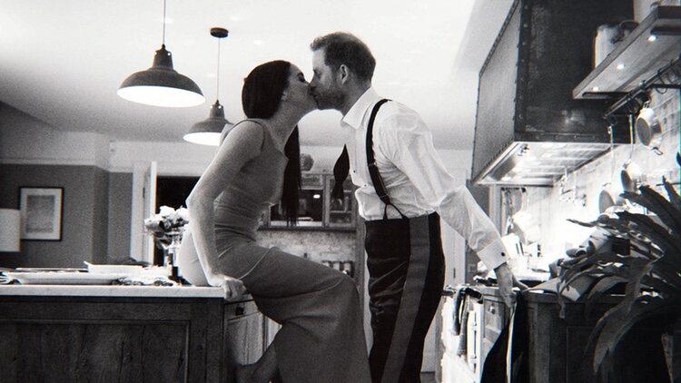 El Príncipe Harry y Meghan Markle se dan un beso en la cocina de Frogmore Cottage