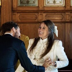 Philippos de Grecia y Nina Flohr riéndose en su boda civil