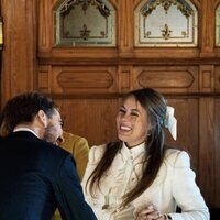 Philippos de Grecia y Nina Flohr riéndose en su boda civil