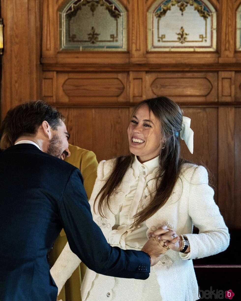 Philippos de Grecia y Nina Flohr riéndose en su boda civil