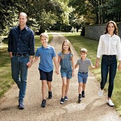 El Príncipe Guillermo y Kate Middleton con sus hijos en su felicitación navideña 2022