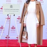 La Reina Letizia con la placa conmemorativa de la inauguración de la sede del Instituto Cervantes en Los Angeles