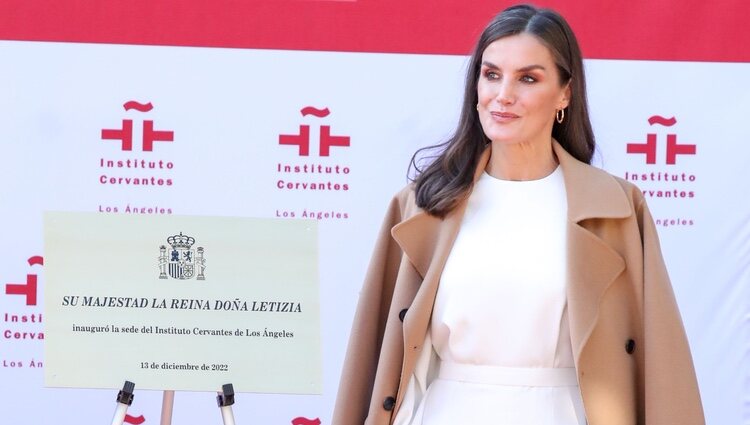 La Reina Letizia con la placa conmemorativa de la inauguración de la sede del Instituto Cervantes en Los Angeles