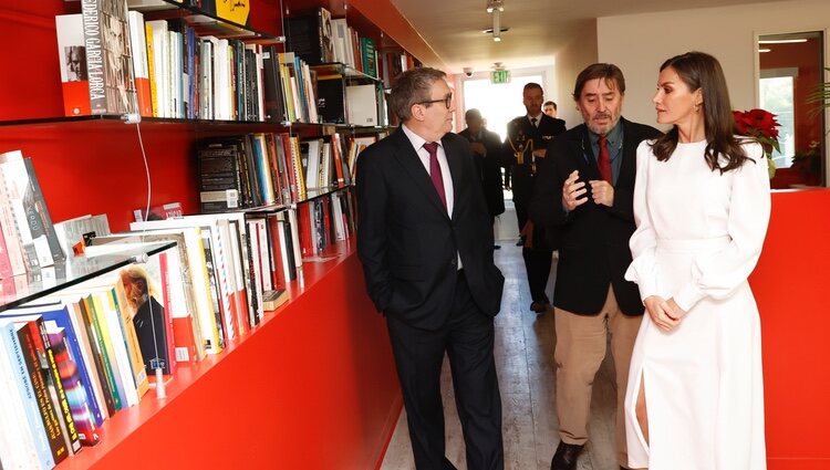 Luisgé Martín, Luis García Montero y la Reina Letizia en la inauguración de la sede del Instituto Cervantes en Los Angeles