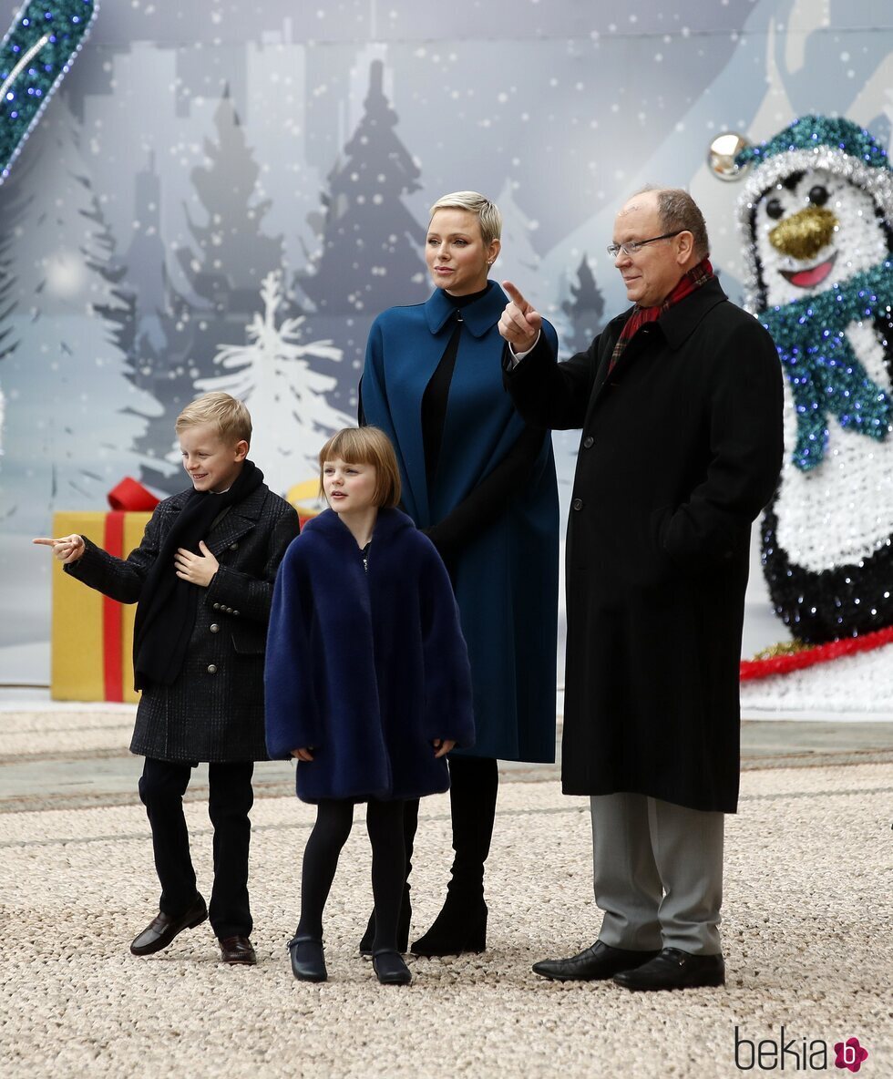 Alberto y Charlene de Mónaco junto a Jacques y Gabriella en una entrega de regalos navideños