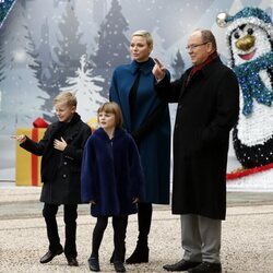 Alberto y Charlene de Mónaco junto a Jacques y Gabriella en una entrega de regalos navideños