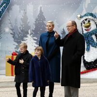 Alberto y Charlene de Mónaco junto a Jacques y Gabriella en una entrega de regalos navideños