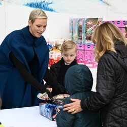 Charlene de Mónaco junto a su hijo, Jacques, en una entrega de regalos navideños