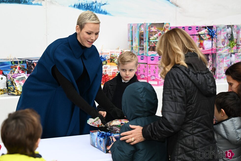 Charlene de Mónaco junto a su hijo, Jacques, en una entrega de regalos navideños