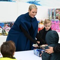 Charlene de Mónaco junto a su hijo, Jacques, en una entrega de regalos navideños