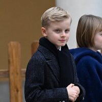 Los Príncipes Jacques y Gabriella de Mónaco durante una entrega de regalos navideños