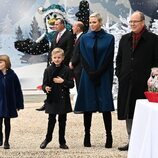 Los Príncipes Alberto y Charlene con sus hijos, Jacques y Gabriella, descubren la decoración navideña del Palacio Grimaldi