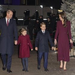 El Príncipe Guillermo y Kate Middleton con dos de sus hijos en el concierto de villancicos en la Abadía de Westminster