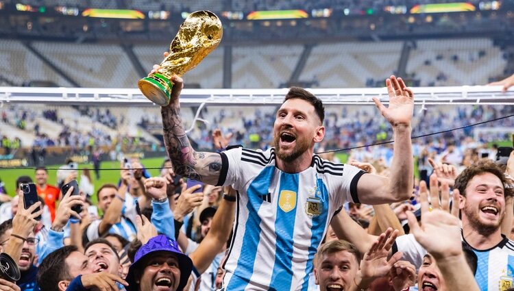 Leo Messi celebrando la victoria de Argentina en el Mundial de Qatar 2022