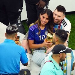 Leo Messi celebra con Antonella Roccuzzo la victoria de Argentina en el Mundial de Qatar 2022