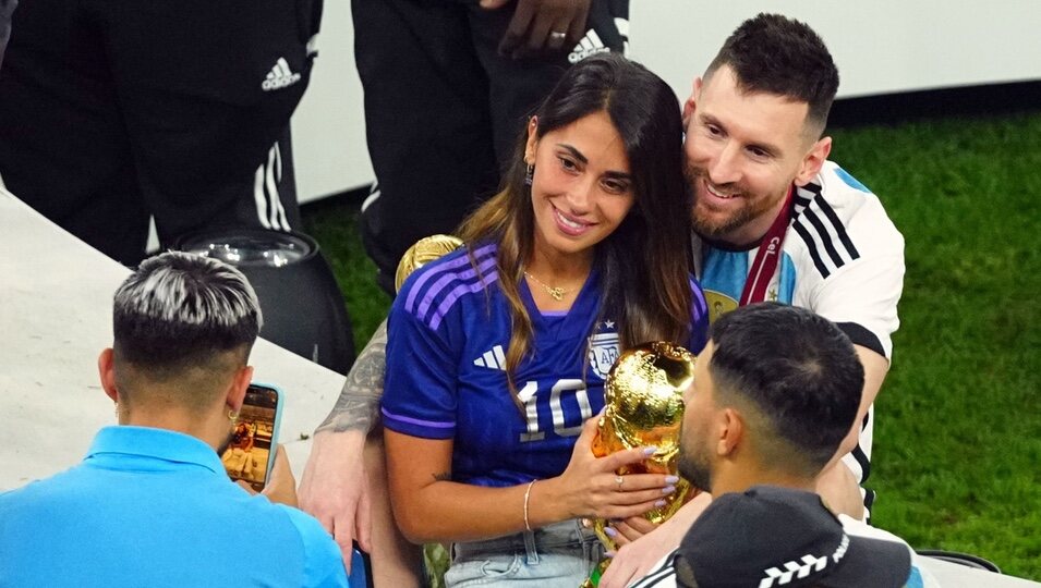 Leo Messi celebra con Antonella Roccuzzo la victoria de Argentina en el Mundial de Qatar 2022