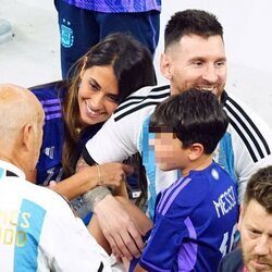 Leo Messi celebra con Antonella Roccuzzo y uno de sus hijos la victoria de Argentina en el Mundial de Qatar 2022