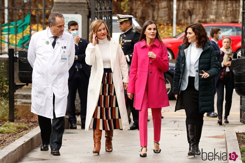 La Reina Letizia con Pilar Alegría e Isabel Díaz Ayuso en su visita al Hospital Infantil Universitario Niño Jesús