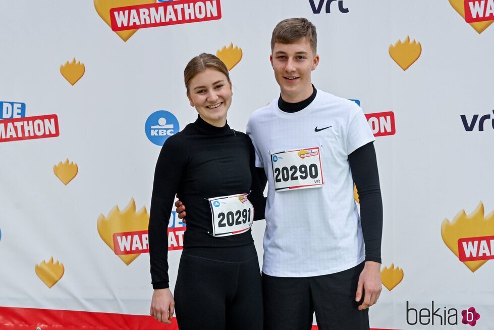 Los Príncipes Elisabeth y Emmanuel de Bélgica posan antes de participar en la Warmathon