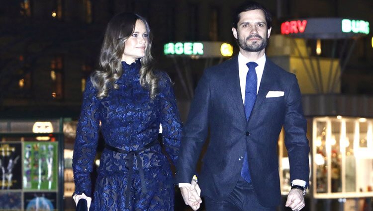 Carlos Felipe y Sofia de Suecia, cogidos de la mano en el Concierto de Navidad de Vasastan