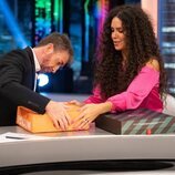 Cristina Pedroche abre unas cajas junto a Pablo Motos en su visita a 'El Hormiguero'