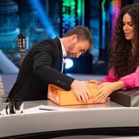 Cristina Pedroche abre unas cajas junto a Pablo Motos en su visita a 'El Hormiguero'