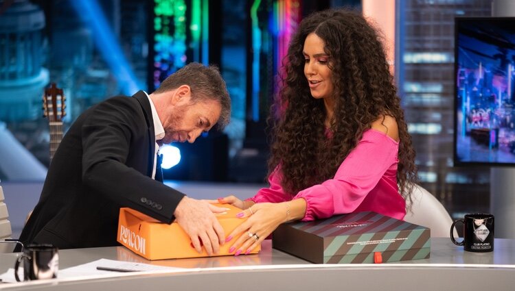 Cristina Pedroche abre unas cajas junto a Pablo Motos en su visita a 'El Hormiguero'