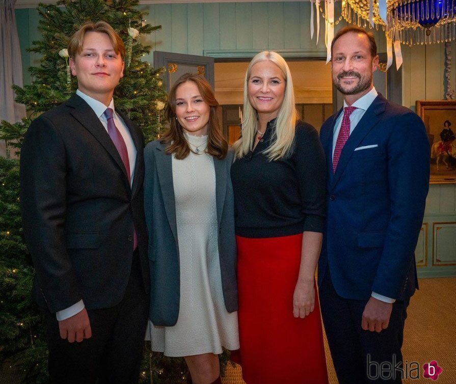 Haakon y Mette-Marit de Noruega y sus hijos Ingrid Alexandra y Sverre Magnus en su posado navideño 2022