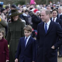 El Príncipe Guillermo, Kate Middleton, Charlotte y George en la misa de Navidad 2022