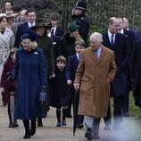 Carlos y Camilla seguidos por la familia en la misa de Navidad 2022