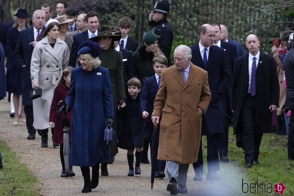 Carlos y Camilla seguidos por la familia en la misa de Navidad 2022