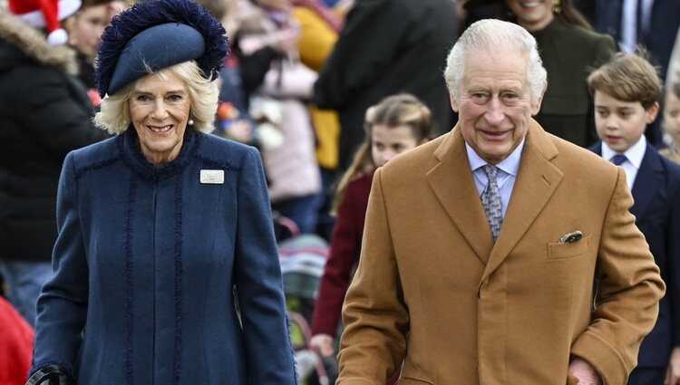 El Rey Carlos y la Reina Camilla en la misa de Navidad 2022