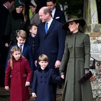 El Príncipe Guillermo y Kate Middleton con sus hijos George, Charlotte y Louis en la misa de Navidad 2022