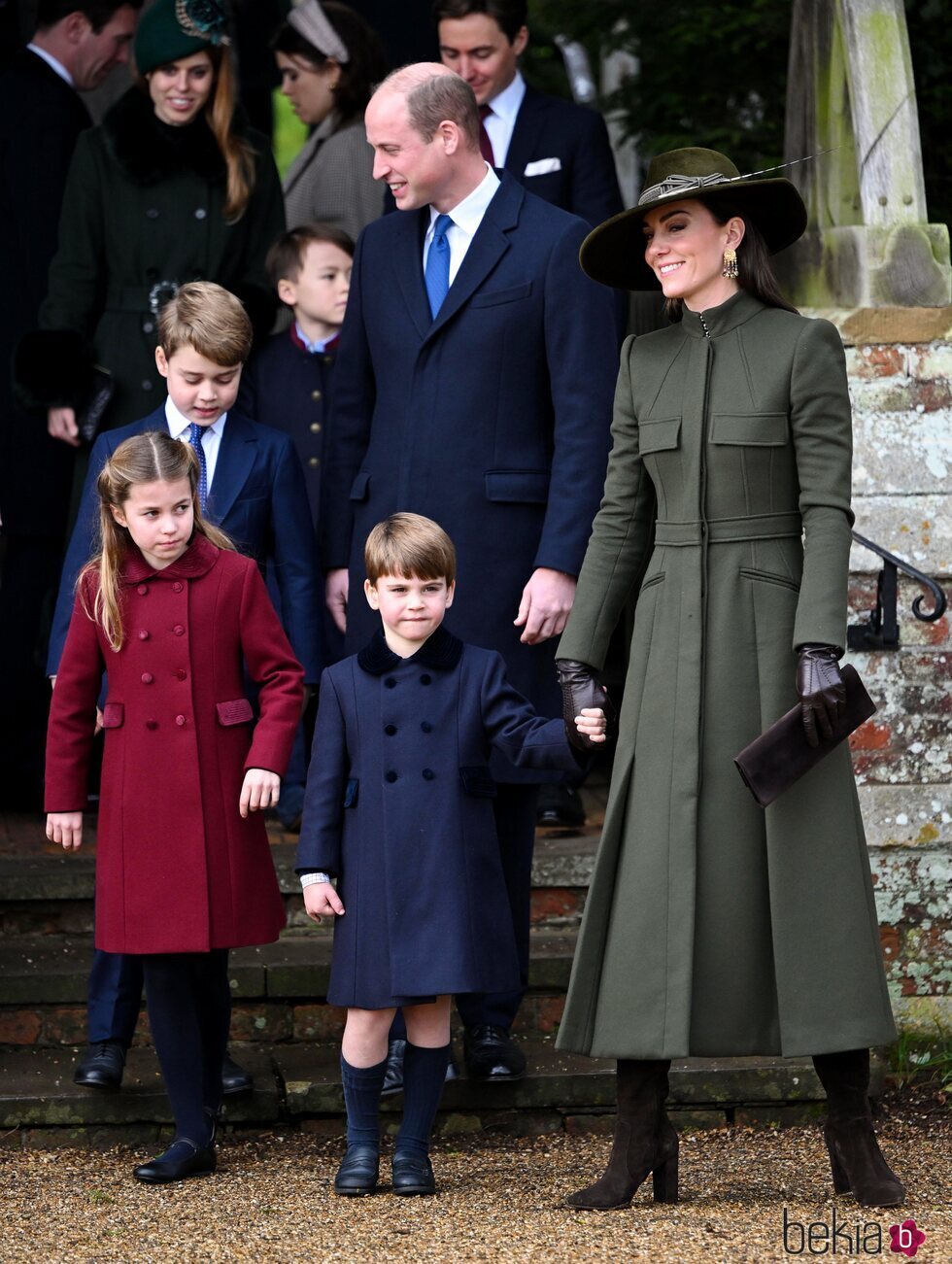 El Príncipe Guillermo y Kate Middleton con sus hijos George, Charlotte y Louis en la misa de Navidad 2022