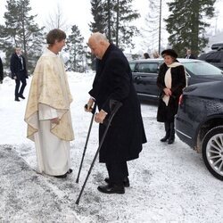 El Rey Harald con muletas en la misa tradicional de Navidad en Noruega