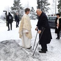 El Rey Harald con muletas en la misa tradicional de Navidad en Noruega