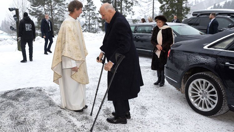 El Rey Harald con muletas en la misa tradicional de Navidad en Noruega