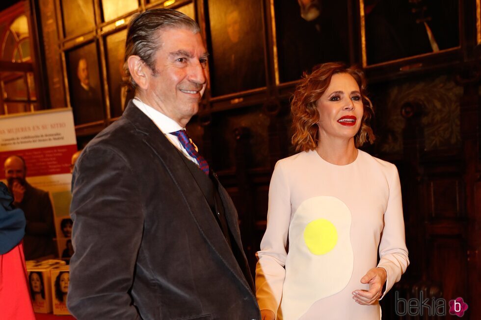 Ágatha Ruiz de la Prada con José Manuel Díaz-Patón en la presentación de su libro