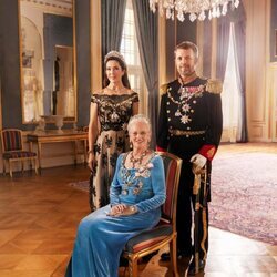 Foto oficial de Margarita de Dinamarca, Federico y Mary de Dinamarca por el 50 aniversario de reinado de Margarita de Dinamarca